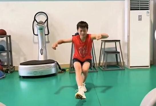 叶辰又道：另外，你一定要留意，什么时候他的装甲车开始掩护步兵，向你的基地发起冲锋，并且快到你的基地跟前了，你再让你的精英部队离开反斜面坑道，前往正面的永备工事里进行反击。